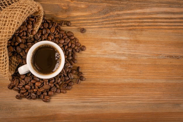 Tasse à café et grains de café