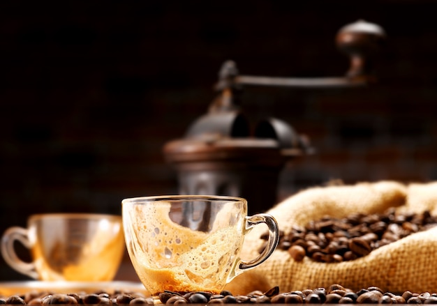 Tasse de café et grains de café