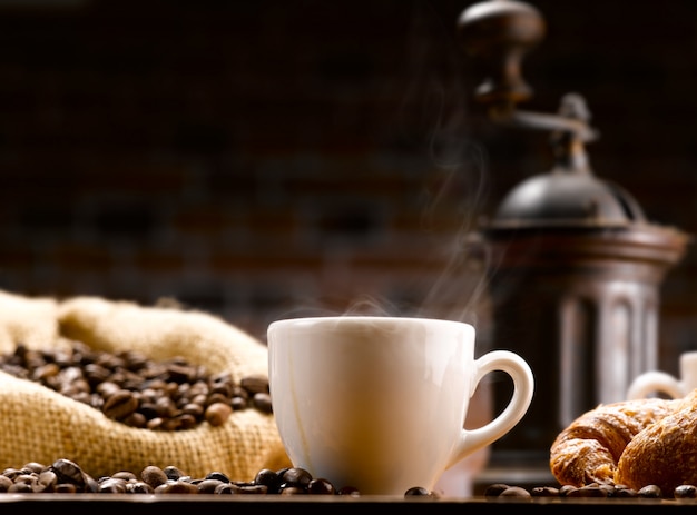 Tasse de café et grains de café