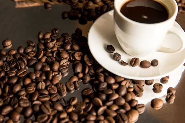 Tasse de café et les grains de café