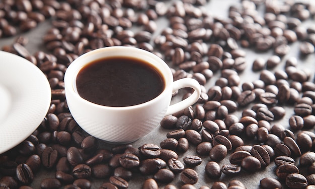 Tasse de café sur les grains de café.