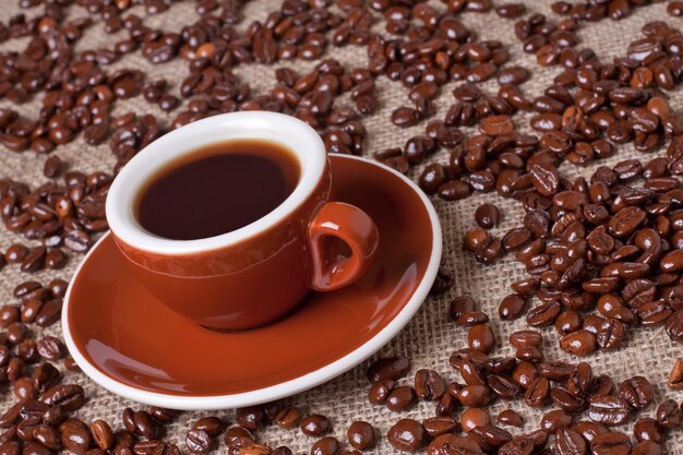 Tasse de café et les grains de café