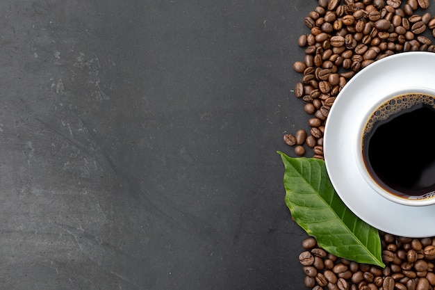 Tasse de café et grains de café