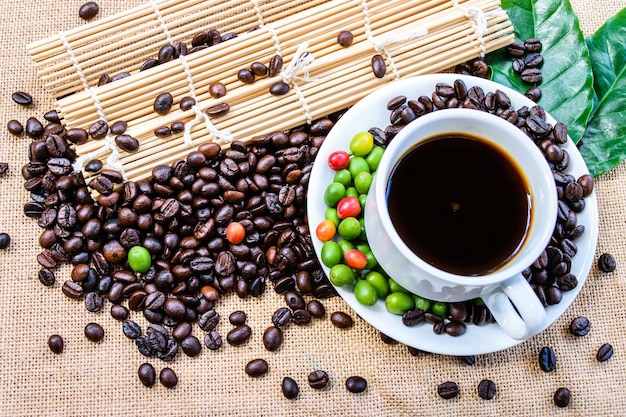 Tasse de café et grains de café