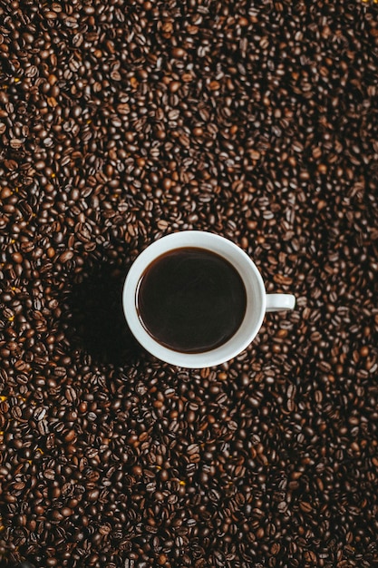 Tasse de café avec des grains de café