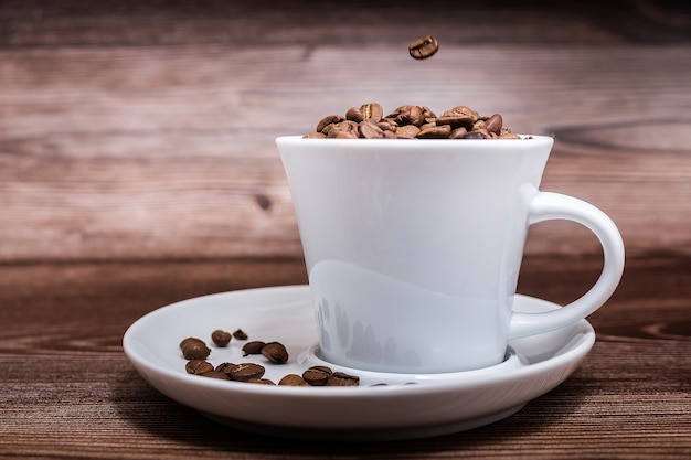 Tasse à café et grains de café