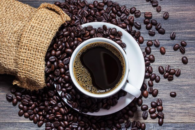 Tasse à café et grains de café