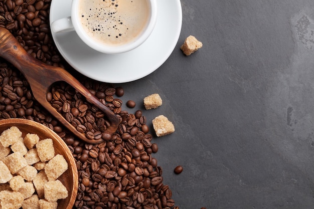 Tasse de café en grains et cassonade sur table en pierre