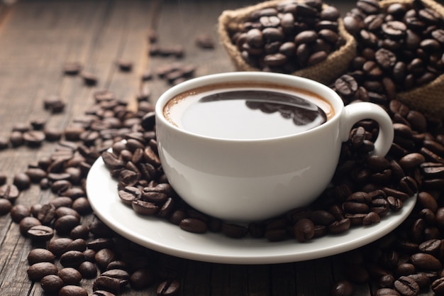 Tasse à café et grains sur fond rustique. Expresso.