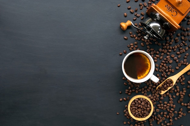 Tasse de café et de grains sur une table en bois noire