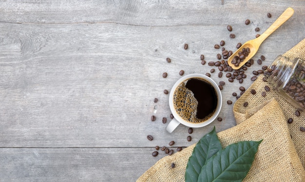 Tasse de café et de grains sur table en bois