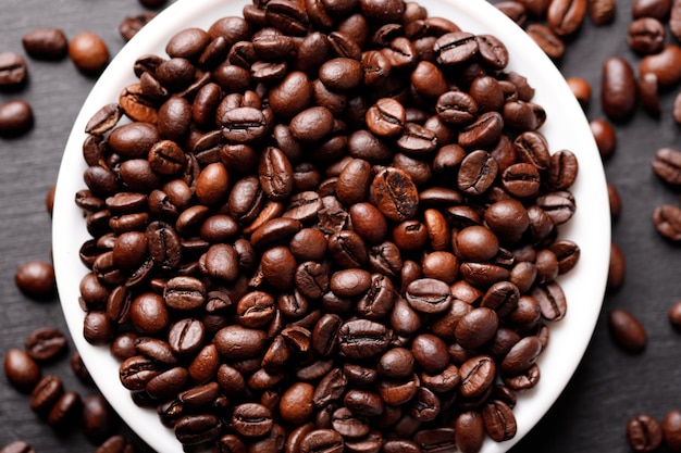 Tasse de café avec des grains sur la table, vue du dessus