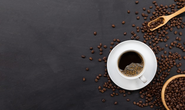 Tasse de café et de grains sur tableau noir