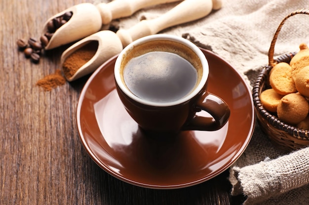 Tasse de café avec des grains torréfiés et moulus sur la table