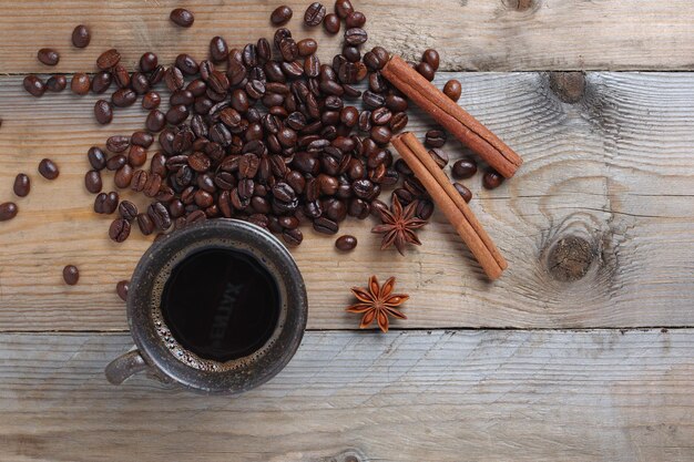 Tasse de café et grains torréfiés