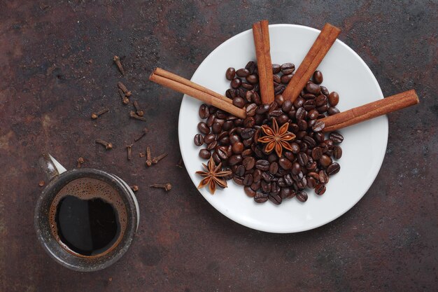 Tasse de café et grains torréfiés