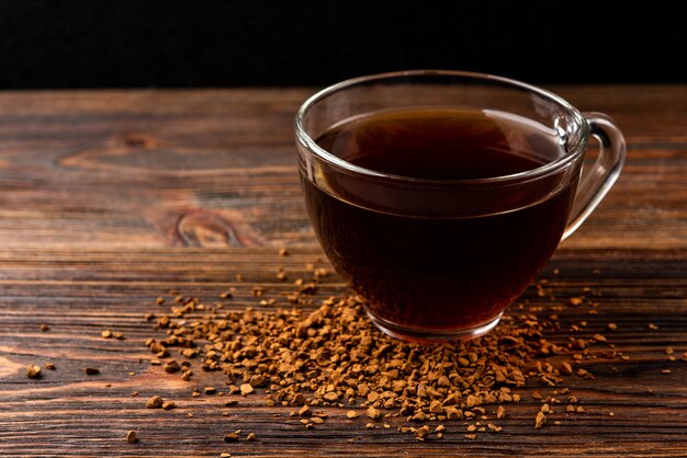 tasse de café avec des granulés sur la table