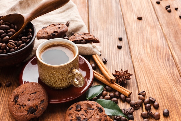 Tasse à café gros plan avec des biscuits sur la table