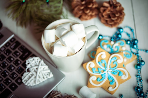 Tasse de café et guimauves. pain d'épice et décorations de Noël