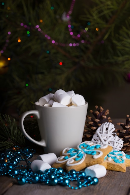 Tasse de café et guimauves. pain d'épice et décorations de Noël