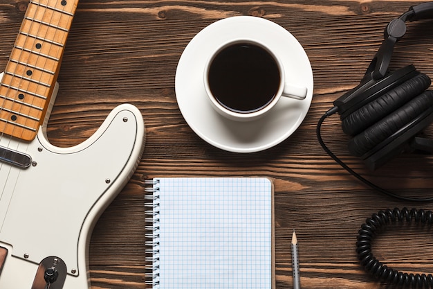 Tasse de café avec guitare et casque