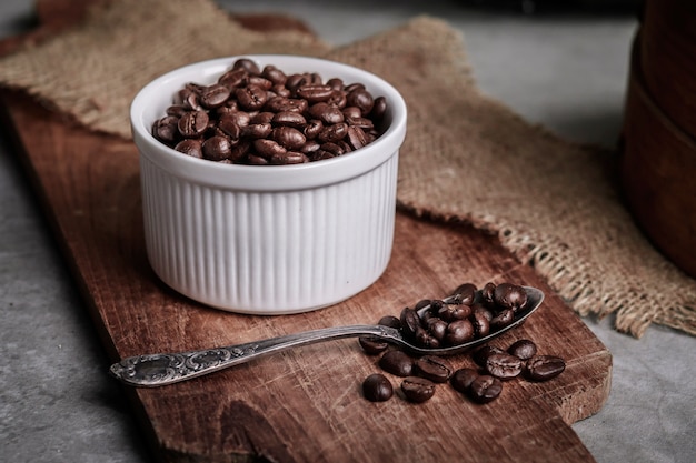 Tasse à café et haricots sur l&#39;ancienne table de la cuisine.