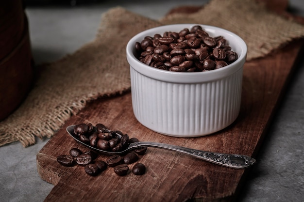 Tasse à Café Et Haricots Sur L'ancienne Table De La Cuisine.