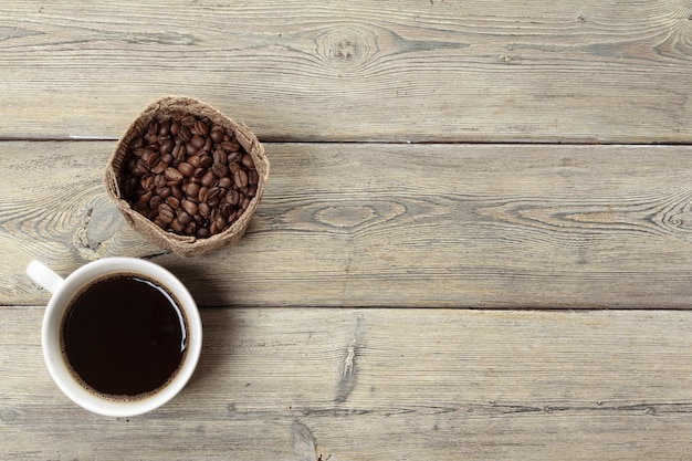 Tasse De Café Et Haricots Sur Bois