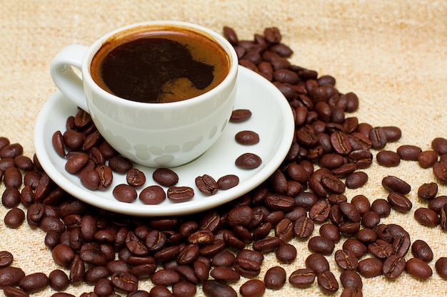 Tasse à café et haricots bruns