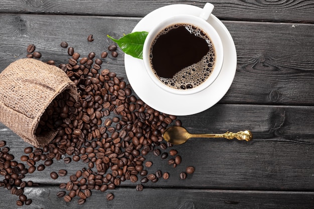 Tasse de café et haricots sur fond en bois