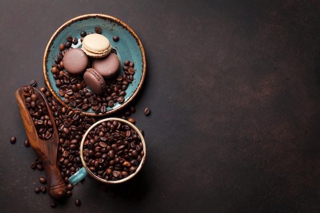 Tasse à café avec haricots grillés et macarons