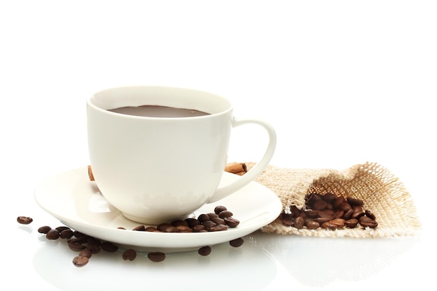 Tasse de café et haricots isolés sur blanc