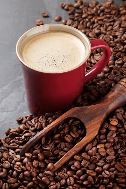 Tasse à café et haricots sur table en pierre