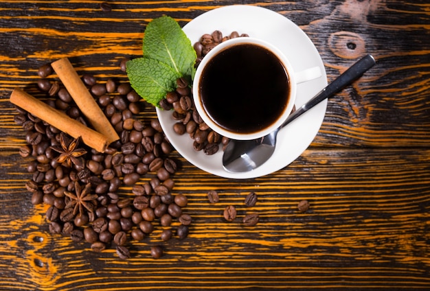 Tasse de café avec des haricots torréfiés et des épices