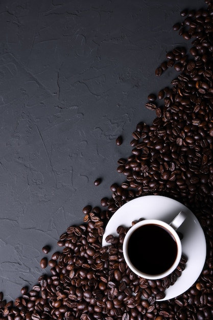 Tasse à café et haricots sur la vieille cuisine gris beton