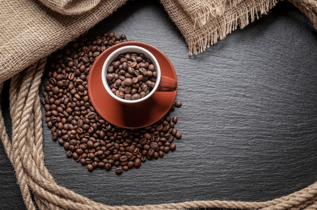 Tasse à café avec des haricots, vue du dessus