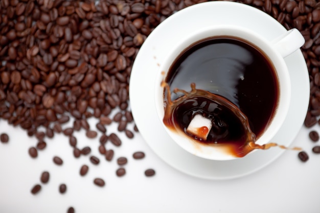 Tasse de café avec des haricots