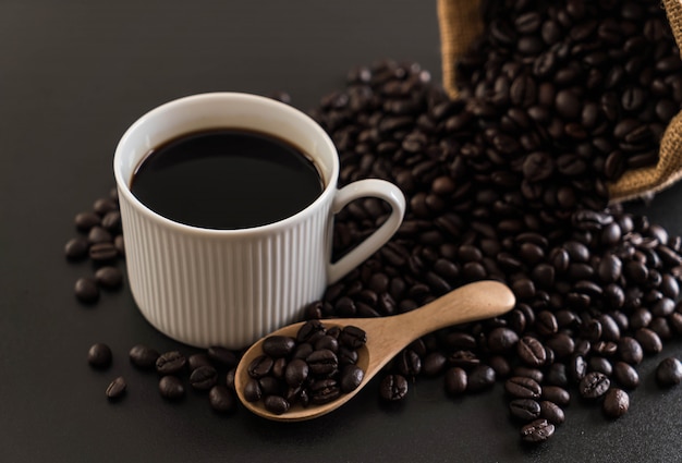 Tasse à café et haricots