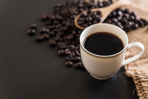 Tasse à café et haricots