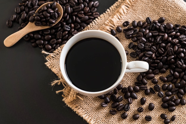 Tasse à café et haricots