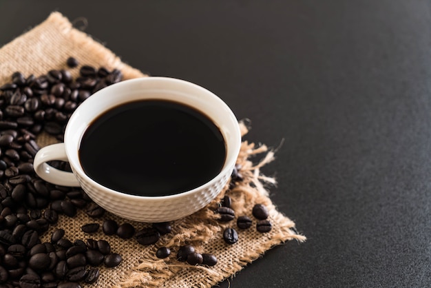 Tasse à café et haricots