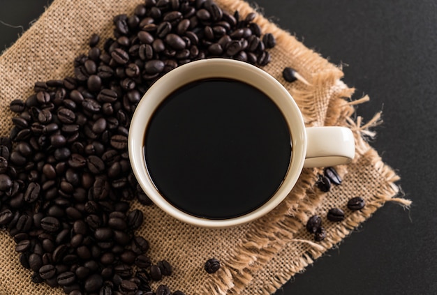 Tasse à café et haricots