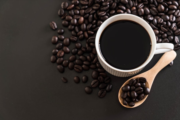 Tasse à café et haricots