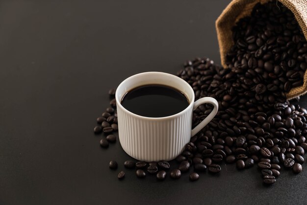 Tasse à café et haricots