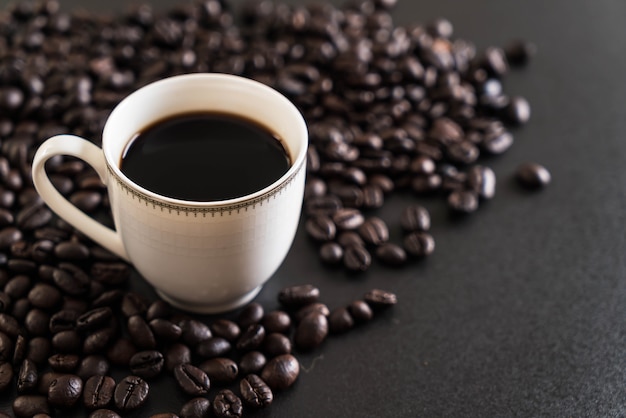 Tasse à café et haricots