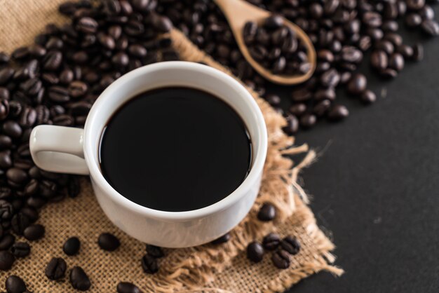 Tasse à café et haricots