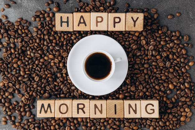 Une tasse de café et l'inscription bonjour sur des cubes en bois