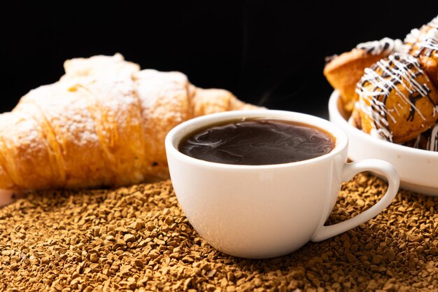 Une tasse de café instantané et des biscuits. Beau et délicieux petit déjeuner.