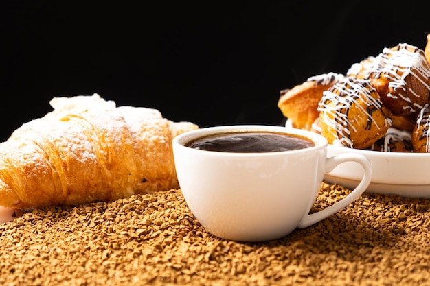 Une tasse de café instantané et des scones Un beau et délicieux petit déjeuner