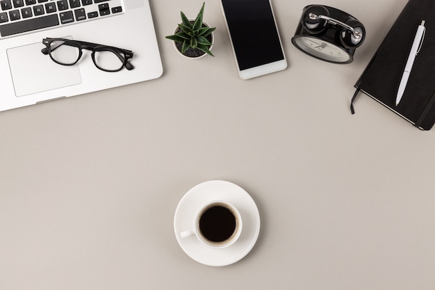 Tasse de café isolé des fournitures de bureau sur le bureau gris abstrait